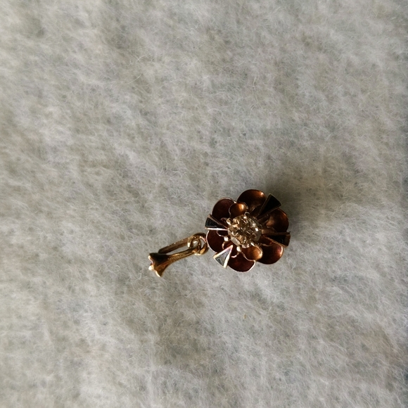 Gold flower with diamond accent and 4 Onix triangles. - Picture 2 of 5